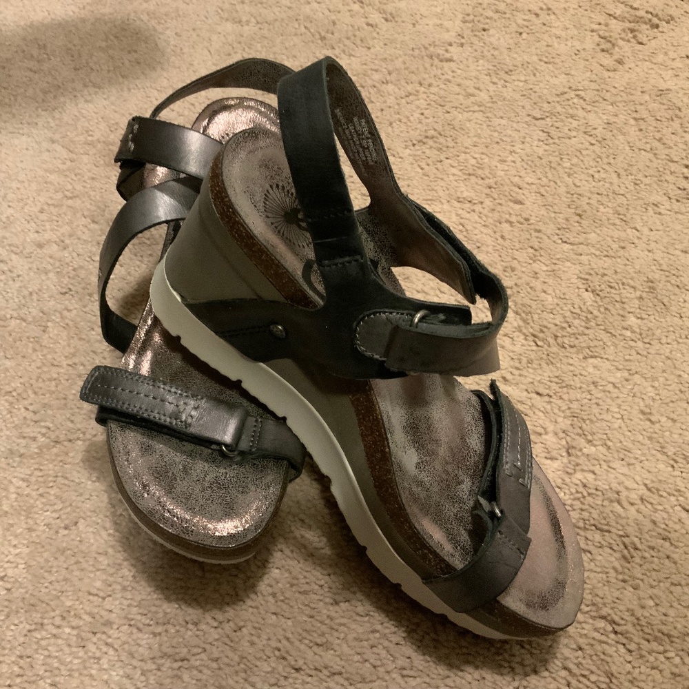 NEW! OTBT  Silver/Black Wedge Sandals